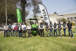 Ipesa dona tres tractores John Deere a favor de la educación agroindustrial
