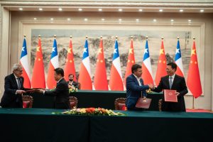 Chile y China firman acuerdo de apertura de mercado para damascos y duraznos frescos chilenos
