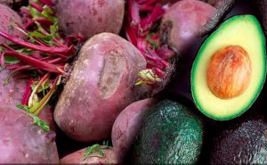 Obtienen plástico natural a partir de semilla de aguacate Hass y extracto de remolacha