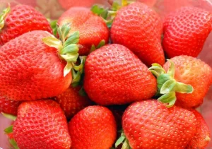 Tras el arancel antidumping al tomate, México espera otro golpe contra la fresa