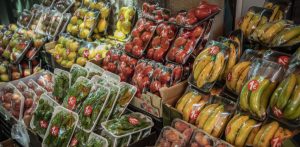 Europa prohibirá embalajes de plástico de un solo uso y pone en jaque a frutas y verduras envasadas