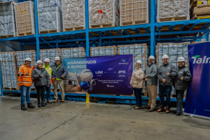 Más de 100 toneladas de arándanos peruanos viajan en el primer vuelo chárter de DP World Logistics